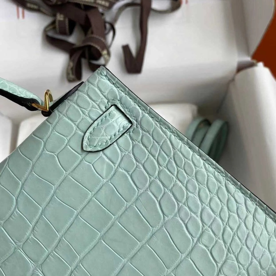 HERMÈS KELLY 28 – MATTE ALLIGATOR LEATHER VERT D’EAU (REVERSED STITCHES)