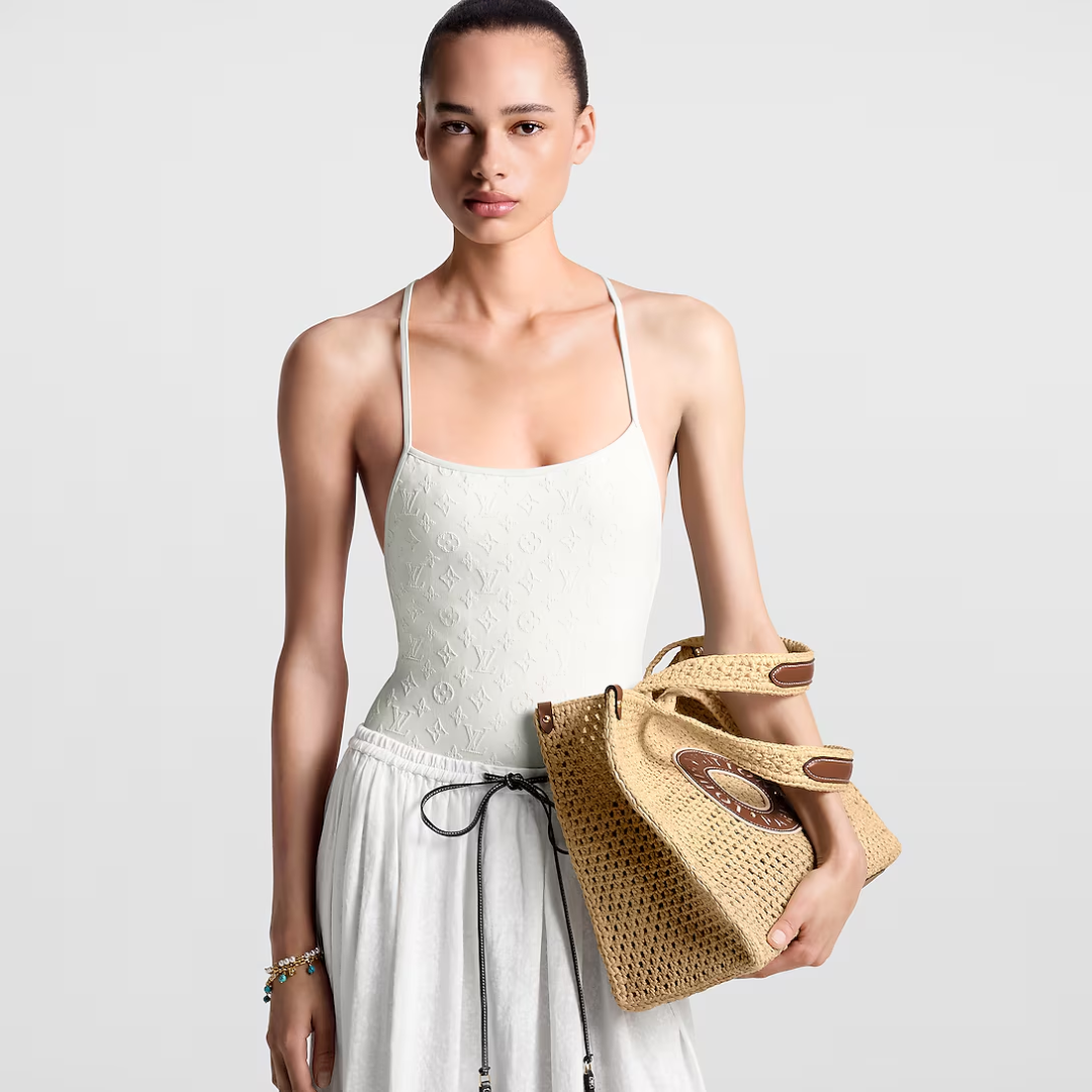 LOUIS VUITTON ONTHEGO MM HAND BAG MADE OF RAFFIA BY THE POOL