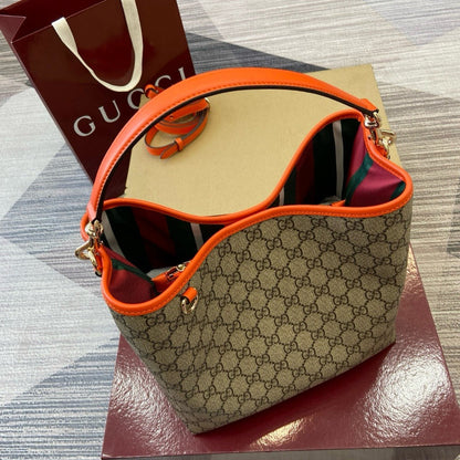 GUCCI – MEDIUM BUCKET BAG WITH GG EMBLEM