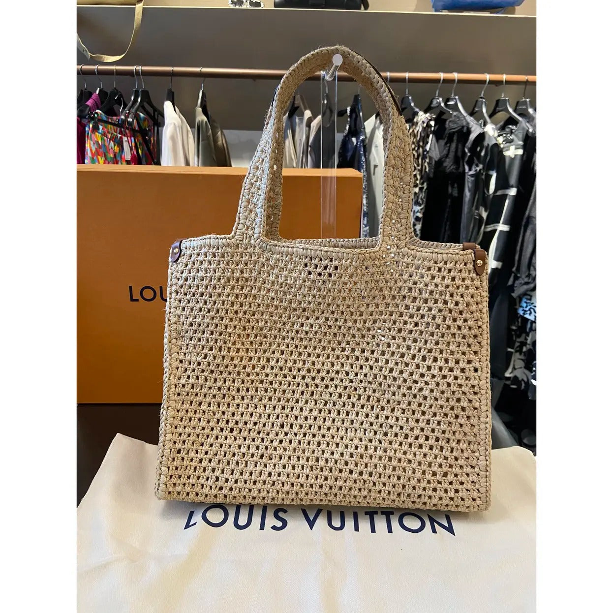 LOUIS VUITTON ONTHEGO MM HAND BAG MADE OF RAFFIA BY THE POOL