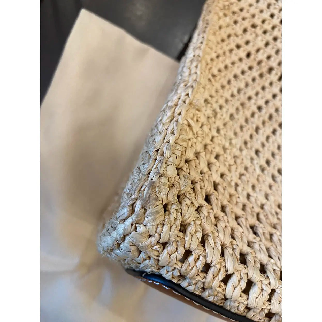 LOUIS VUITTON ONTHEGO MM HAND BAG MADE OF RAFFIA BY THE POOL