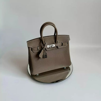 HERMÈS BIRKIN 25 HSS BAG IN CHALK / GRIS TOURTERELLE MADE OF TOGO LEATHER