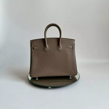 HERMÈS BIRKIN 25 HSS BAG IN CHALK / GRIS TOURTERELLE MADE OF TOGO LEATHER