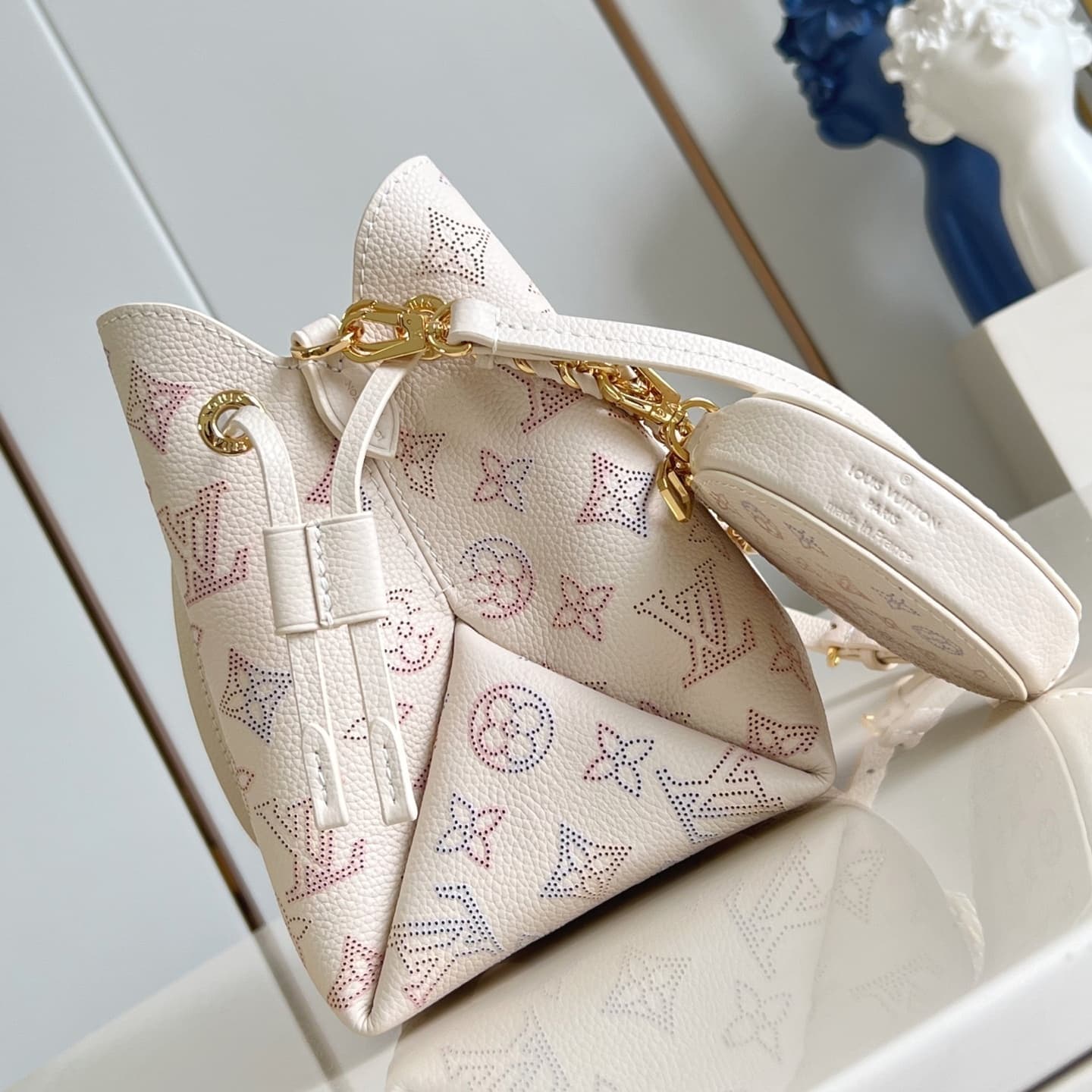 LOUIS VUITTON BELLA MAHINA HAND BAG