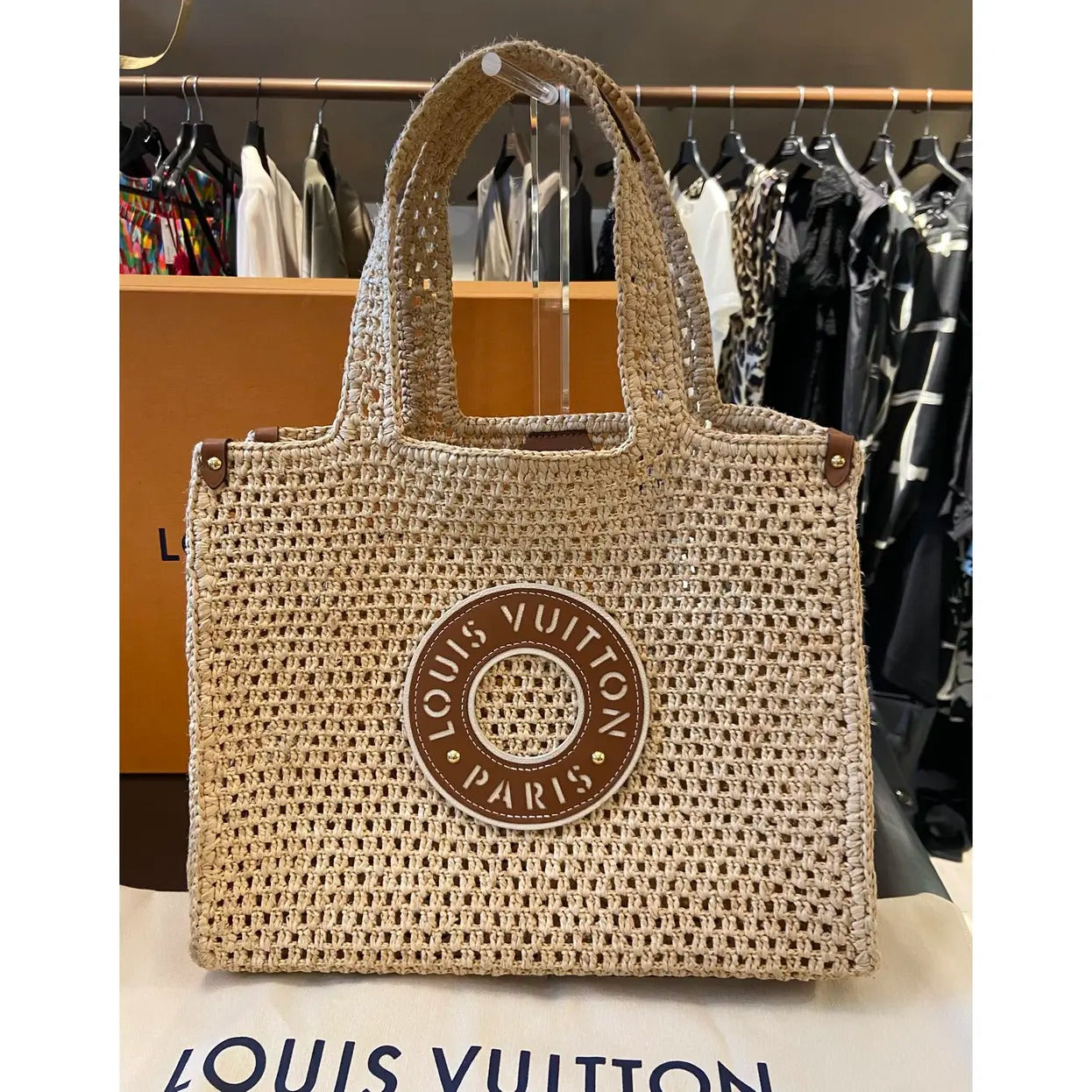 LOUIS VUITTON ONTHEGO MM HAND BAG MADE OF RAFFIA BY THE POOL