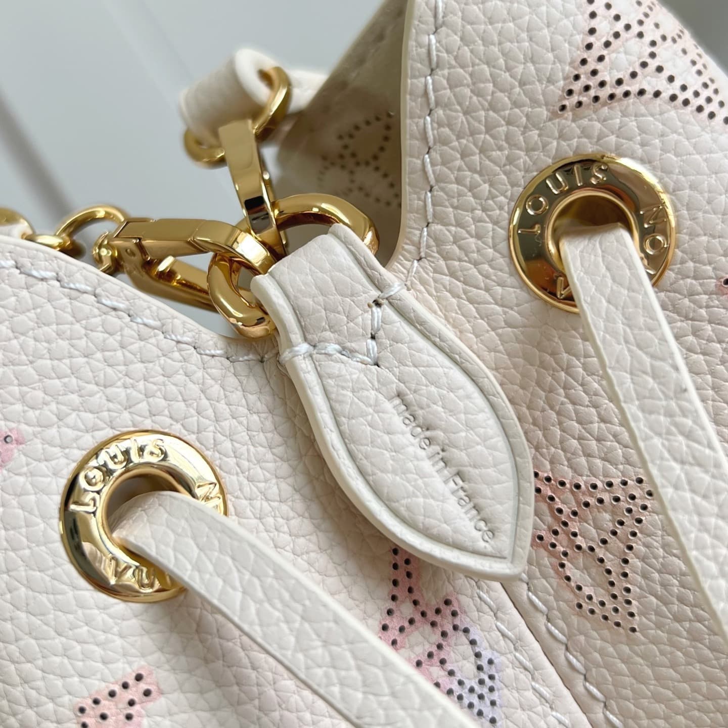 LOUIS VUITTON BELLA MAHINA HAND BAG